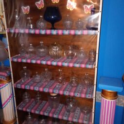 vendo Urgente mueble con 24 bomboneras antiguas de vidrio labradas