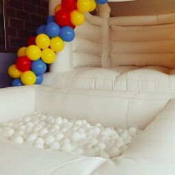 ALQUILER DE CASTILLO Y PELOTERO ( inflable) BLANCO