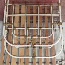 Se vende cama antigua una.olaza  de hierro y bronce