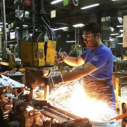 Se busca operario de producción para industria metalúrgic
