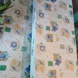 VENDO 2 CAMAS DE 1 1/2 PLAZA Y 2 COLCHONES DE 1 1/2 PLAZA