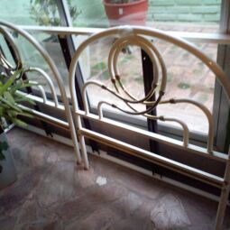 VENDO 2 CAMITAS Y 2 COLCHONES DE 1  1/2 PLAZA