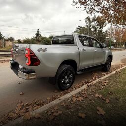 Dueño vende/ permuta Hilux SRV 4x4 AT 2025
