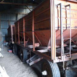 Vendo 2 tolvas de 6 toneladas y tractor Deutz 45